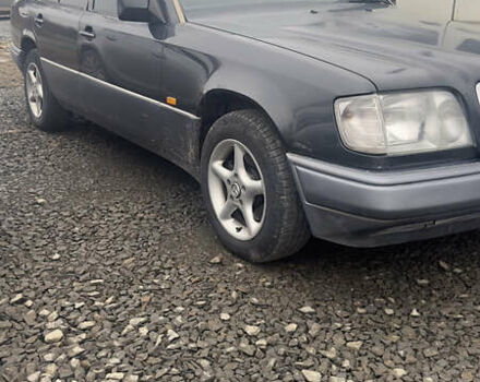 Черный Мерседес Е-Класс, объемом двигателя 2 л и пробегом 420 тыс. км за 3000 $, фото 2 на Automoto.ua