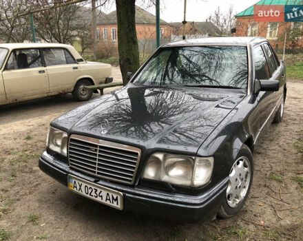 Черный Мерседес Е-Класс, объемом двигателя 2.2 л и пробегом 315 тыс. км за 3500 $, фото 12 на Automoto.ua