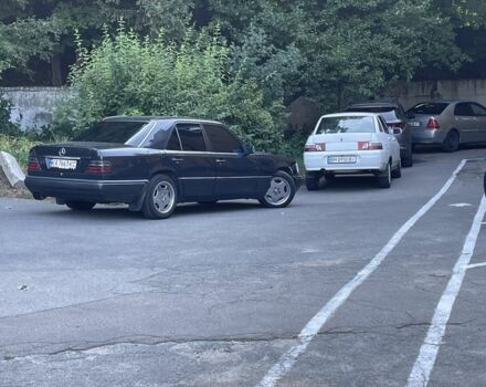 Черный Мерседес Е-Класс, объемом двигателя 2.3 л и пробегом 401 тыс. км за 4000 $, фото 4 на Automoto.ua