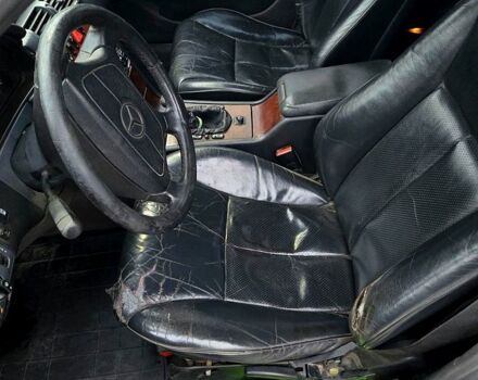 Черный Мерседес Е-Класс, объемом двигателя 2 л и пробегом 488 тыс. км за 3000 $, фото 5 на Automoto.ua