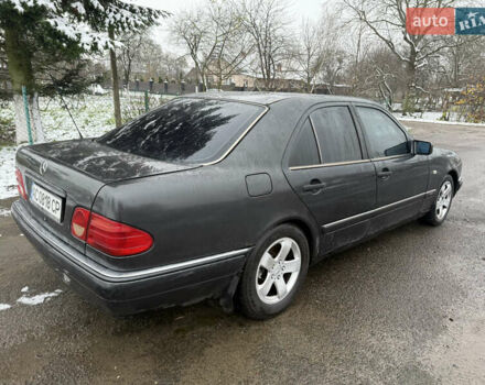 Чорний Мерседес Е-Клас, об'ємом двигуна 2 л та пробігом 300 тис. км за 2600 $, фото 4 на Automoto.ua