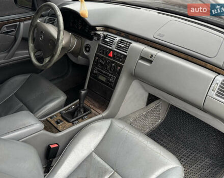 Черный Мерседес Е-Класс, объемом двигателя 2.3 л и пробегом 350 тыс. км за 2700 $, фото 12 на Automoto.ua