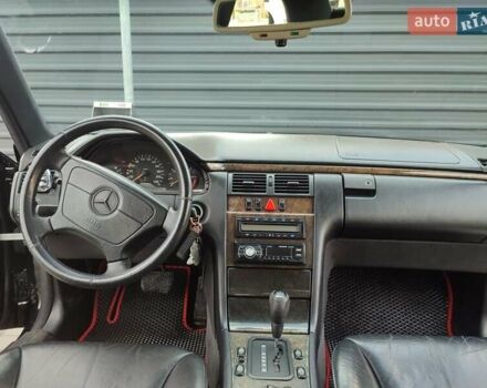 Черный Мерседес Е-Класс, объемом двигателя 3 л и пробегом 430 тыс. км за 3300 $, фото 9 на Automoto.ua