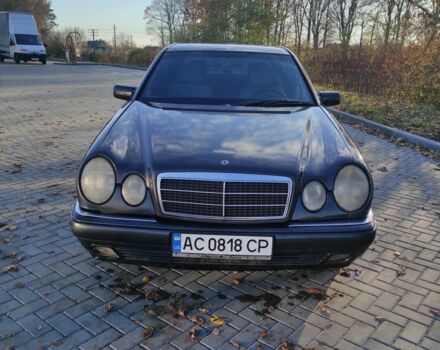 Чорний Мерседес Е-Клас, об'ємом двигуна 2 л та пробігом 270 тис. км за 1900 $, фото 1 на Automoto.ua