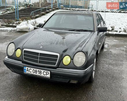 Черный Мерседес Е-Класс, объемом двигателя 2 л и пробегом 300 тыс. км за 2600 $, фото 7 на Automoto.ua