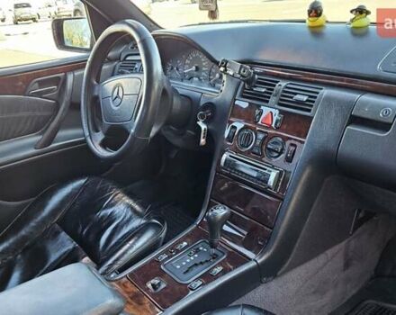 Черный Мерседес Е-Класс, объемом двигателя 2.3 л и пробегом 400 тыс. км за 4400 $, фото 11 на Automoto.ua