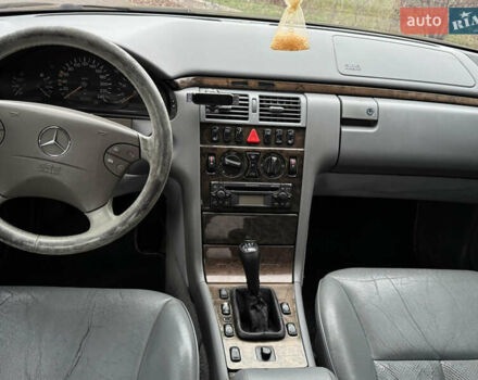 Черный Мерседес Е-Класс, объемом двигателя 2.3 л и пробегом 350 тыс. км за 2700 $, фото 11 на Automoto.ua