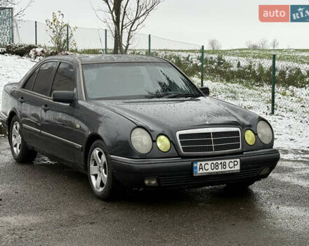 Черный Мерседес Е-Класс, объемом двигателя 2 л и пробегом 300 тыс. км за 2600 $, фото 8 на Automoto.ua