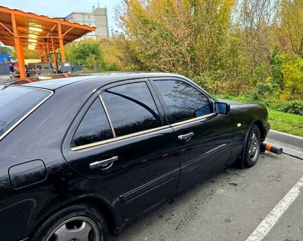Черный Мерседес Е-Класс, объемом двигателя 2 л и пробегом 488 тыс. км за 3000 $, фото 3 на Automoto.ua