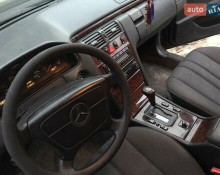 Чорний Мерседес Е-Клас, об'ємом двигуна 2 л та пробігом 419 тис. км за 2200 $, фото 3 на Automoto.ua