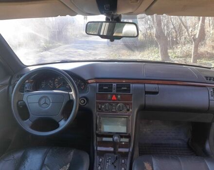 Черный Мерседес Е-Класс, объемом двигателя 0 л и пробегом 280 тыс. км за 1600 $, фото 11 на Automoto.ua