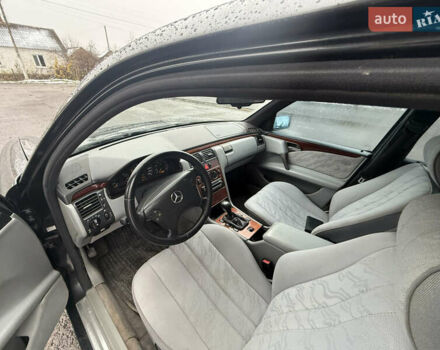 Черный Мерседес Е-Класс, объемом двигателя 2 л и пробегом 300 тыс. км за 2600 $, фото 9 на Automoto.ua