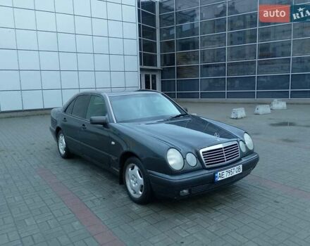 Черный Мерседес Е-Класс, объемом двигателя 2.2 л и пробегом 440 тыс. км за 3333 $, фото 2 на Automoto.ua