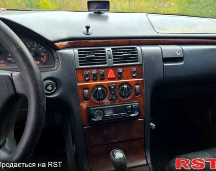 Черный Мерседес Е-Класс, объемом двигателя 2 л и пробегом 488 тыс. км за 3000 $, фото 7 на Automoto.ua