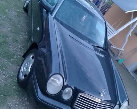 Черный Мерседес Е-Класс, объемом двигателя 2.2 л и пробегом 440 тыс. км за 3333 $, фото 7 на Automoto.ua