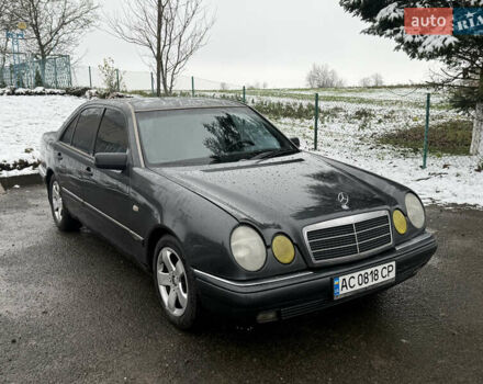 Черный Мерседес Е-Класс, объемом двигателя 2 л и пробегом 300 тыс. км за 2600 $, фото 6 на Automoto.ua