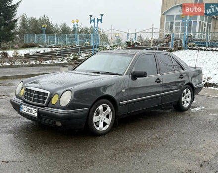 Черный Мерседес Е-Класс, объемом двигателя 2 л и пробегом 300 тыс. км за 2600 $, фото 1 на Automoto.ua