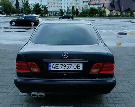 Черный Мерседес Е-Класс, объемом двигателя 2.2 л и пробегом 440 тыс. км за 3333 $, фото 4 на Automoto.ua