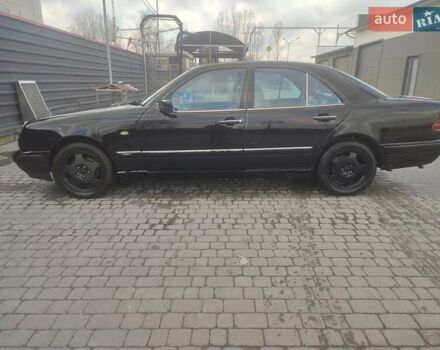 Черный Мерседес Е-Класс, объемом двигателя 3 л и пробегом 430 тыс. км за 3300 $, фото 3 на Automoto.ua