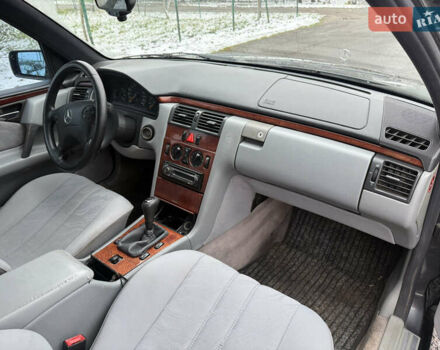 Черный Мерседес Е-Класс, объемом двигателя 2 л и пробегом 300 тыс. км за 2600 $, фото 13 на Automoto.ua