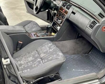 Черный Мерседес Е-Класс, объемом двигателя 2.8 л и пробегом 390 тыс. км за 2950 $, фото 5 на Automoto.ua