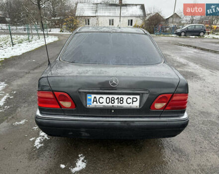 Черный Мерседес Е-Класс, объемом двигателя 2 л и пробегом 300 тыс. км за 2600 $, фото 4 на Automoto.ua