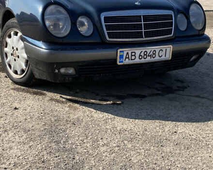 Черный Мерседес Е-Класс, объемом двигателя 2 л и пробегом 416 тыс. км за 2900 $, фото 2 на Automoto.ua
