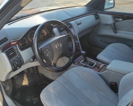 Чорний Мерседес Е-Клас, об'ємом двигуна 2 л та пробігом 270 тис. км за 1900 $, фото 5 на Automoto.ua