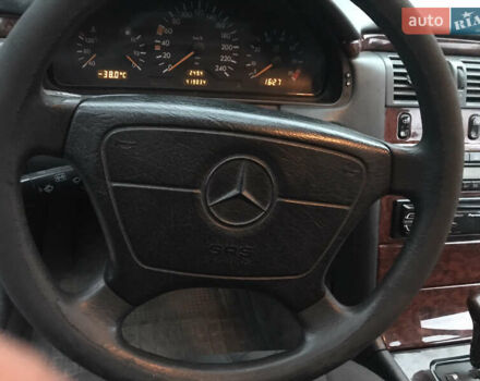 Чорний Мерседес Е-Клас, об'ємом двигуна 2 л та пробігом 419 тис. км за 2200 $, фото 2 на Automoto.ua