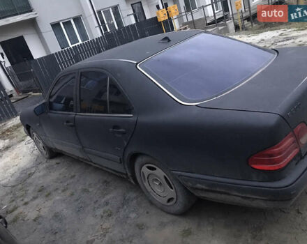 Чорний Мерседес Е-Клас, об'ємом двигуна 2 л та пробігом 419 тис. км за 2200 $, фото 6 на Automoto.ua