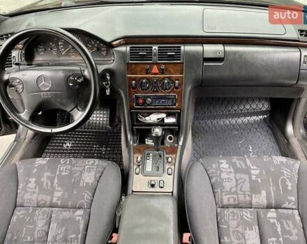 Черный Мерседес Е-Класс, объемом двигателя 2.8 л и пробегом 390 тыс. км за 2950 $, фото 4 на Automoto.ua