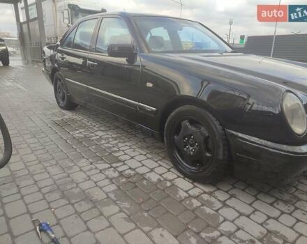 Черный Мерседес Е-Класс, объемом двигателя 3 л и пробегом 430 тыс. км за 3300 $, фото 2 на Automoto.ua