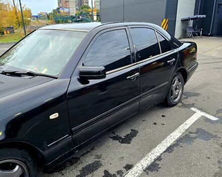 Черный Мерседес Е-Класс, объемом двигателя 2 л и пробегом 488 тыс. км за 3000 $, фото 1 на Automoto.ua