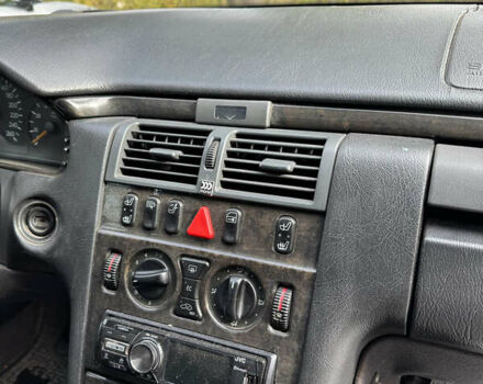 Черный Мерседес Е-Класс, объемом двигателя 3.2 л и пробегом 674 тыс. км за 3450 $, фото 11 на Automoto.ua