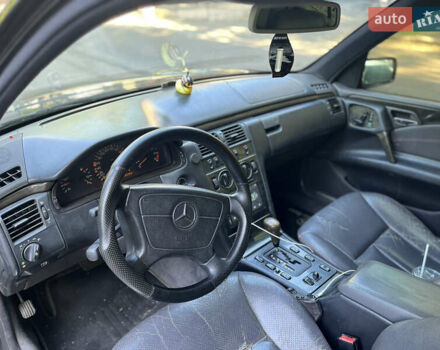 Черный Мерседес Е-Класс, объемом двигателя 3.2 л и пробегом 450 тыс. км за 3600 $, фото 14 на Automoto.ua