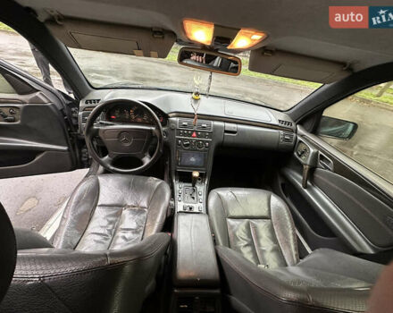 Черный Мерседес Е-Класс, объемом двигателя 3.2 л и пробегом 450 тыс. км за 3333 $, фото 7 на Automoto.ua