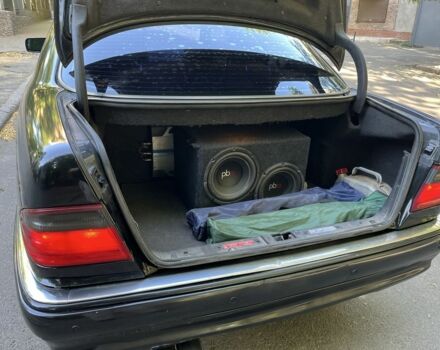 Черный Мерседес Е-Класс, объемом двигателя 3.2 л и пробегом 450 тыс. км за 3600 $, фото 7 на Automoto.ua