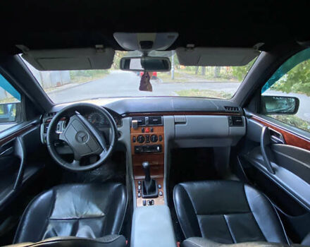 Черный Мерседес Е-Класс, объемом двигателя 2 л и пробегом 423 тыс. км за 4200 $, фото 7 на Automoto.ua