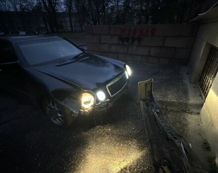 Чорний Мерседес Е-Клас, об'ємом двигуна 3.2 л та пробігом 450 тис. км за 3333 $, фото 7 на Automoto.ua