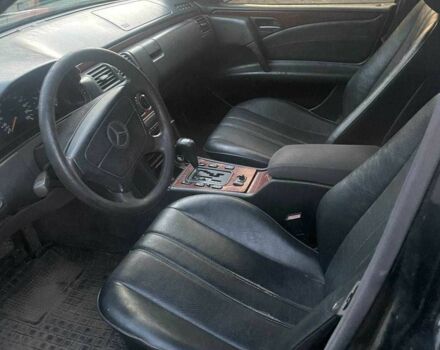 Черный Мерседес Е-Класс, объемом двигателя 2.2 л и пробегом 500 тыс. км за 2000 $, фото 3 на Automoto.ua