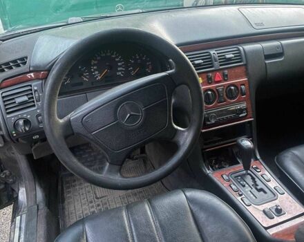 Черный Мерседес Е-Класс, объемом двигателя 2.2 л и пробегом 500 тыс. км за 2000 $, фото 4 на Automoto.ua