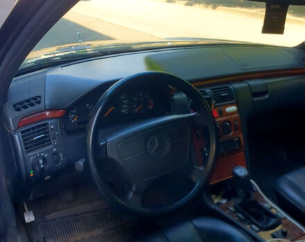 Черный Мерседес Е-Класс, объемом двигателя 2.2 л и пробегом 384 тыс. км за 3200 $, фото 1 на Automoto.ua