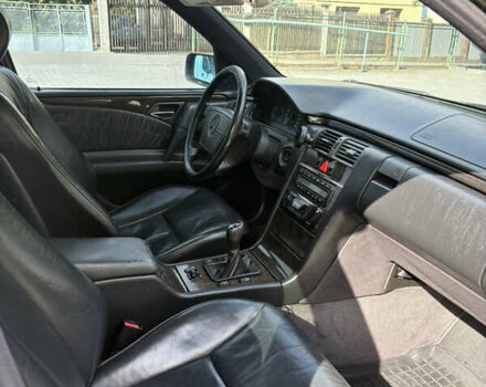 Черный Мерседес Е-Класс, объемом двигателя 2 л и пробегом 478 тыс. км за 3800 $, фото 4 на Automoto.ua