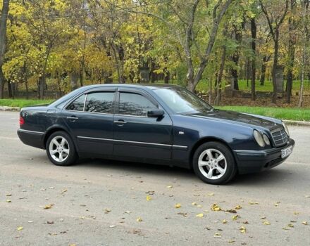 Черный Мерседес Е-Класс, объемом двигателя 3.2 л и пробегом 490 тыс. км за 3217 $, фото 7 на Automoto.ua