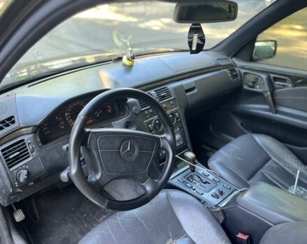 Черный Мерседес Е-Класс, объемом двигателя 3.2 л и пробегом 450 тыс. км за 3600 $, фото 5 на Automoto.ua