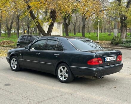 Черный Мерседес Е-Класс, объемом двигателя 3.2 л и пробегом 490 тыс. км за 3217 $, фото 4 на Automoto.ua