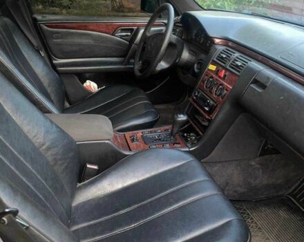 Черный Мерседес Е-Класс, объемом двигателя 2.2 л и пробегом 500 тыс. км за 2000 $, фото 6 на Automoto.ua