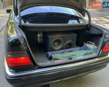 Черный Мерседес Е-Класс, объемом двигателя 3.2 л и пробегом 450 тыс. км за 3600 $, фото 10 на Automoto.ua