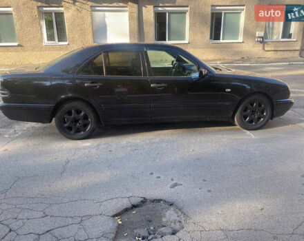 Черный Мерседес Е-Класс, объемом двигателя 2 л и пробегом 423 тыс. км за 4200 $, фото 5 на Automoto.ua