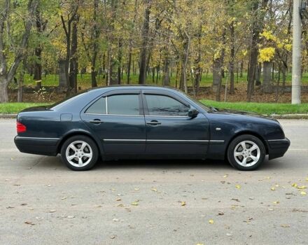 Черный Мерседес Е-Класс, объемом двигателя 3.2 л и пробегом 490 тыс. км за 3217 $, фото 2 на Automoto.ua